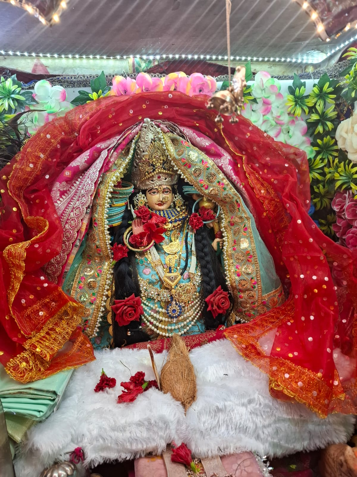 मंदिर में दर्शन करते हुए श्रद्धालु